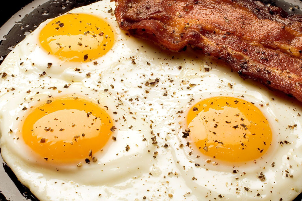 En algunas ciudades de california  restaurantes aumentan $2 dólares extra por desayunos que lleven huevo