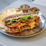 Feroz: la nueva bretzelería que llega a rugir en la Roma